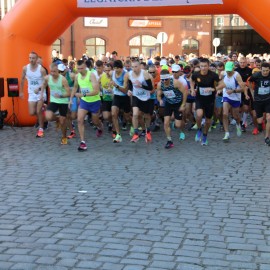400 zawodniczek i zawodników pobiegło w Legnickim Półmaratonie i Dziesiątce