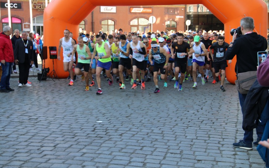 400 zawodniczek i zawodników pobiegło w Legnickim Półmaratonie i Dziesiątce