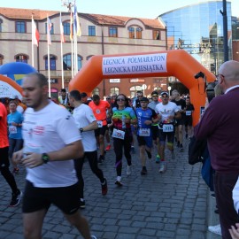 powiększ zdjęcie: 400 zawodniczek i zawodników pobiegło w Legnickim Półmaratonie i Dziesiątce