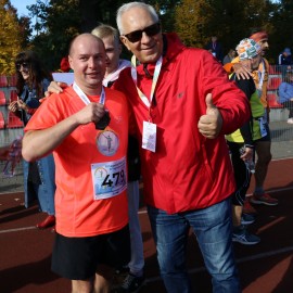 powiększ zdjęcie: 400 zawodniczek i zawodników pobiegło w Legnickim Półmaratonie i Dziesiątce