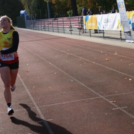 powiększ zdjęcie: 400 zawodniczek i zawodników pobiegło w Legnickim Półmaratonie i Dziesiątce