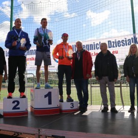 powiększ zdjęcie: 400 zawodniczek i zawodników pobiegło w Legnickim Półmaratonie i Dziesiątce