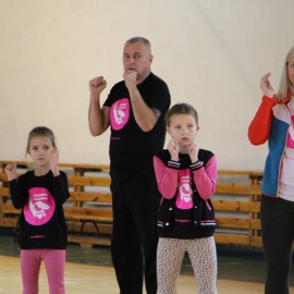 powiększ zdjęcie: Zdrowa Legnica. Waleczne Lwy rodzinnie zakończyły kurs samoobrony