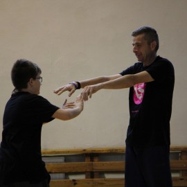 powiększ zdjęcie: Zdrowa Legnica. Waleczne Lwy rodzinnie zakończyły kurs samoobrony