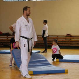 powiększ zdjęcie: Zdrowa Legnica. Waleczne Lwy rodzinnie zakończyły kurs samoobrony