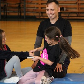 powiększ zdjęcie: Zdrowa Legnica. Waleczne Lwy rodzinnie zakończyły kurs samoobrony