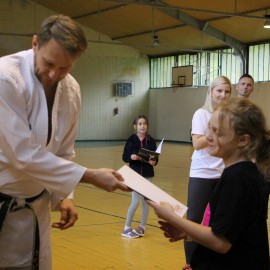 powiększ zdjęcie: Zdrowa Legnica. Waleczne Lwy rodzinnie zakończyły kurs samoobrony