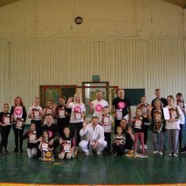 powiększ zdjęcie: Zdrowa Legnica. Waleczne Lwy rodzinnie zakończyły kurs samoobrony