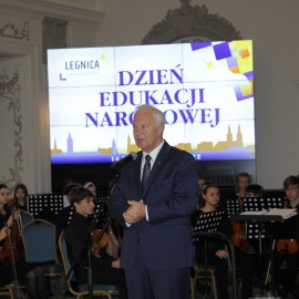 powiększ zdjęcie: Dzień Edukacji Narodowej. Prezydent podziękował i nagrodził nauczycieli