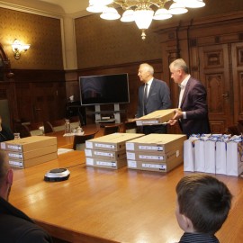 powiększ zdjęcie: Dzieci z popegeerowskich rodzin otrzymały laptopy