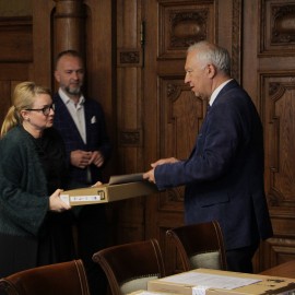 powiększ zdjęcie: Dzieci z popegeerowskich rodzin otrzymały laptopy