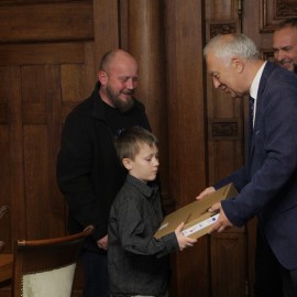 powiększ zdjęcie: Dzieci z popegeerowskich rodzin otrzymały laptopy