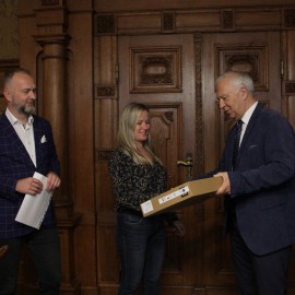 powiększ zdjęcie: Dzieci z popegeerowskich rodzin otrzymały laptopy