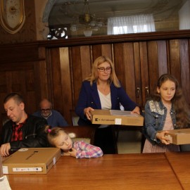 powiększ zdjęcie: Dzieci z popegeerowskich rodzin otrzymały laptopy
