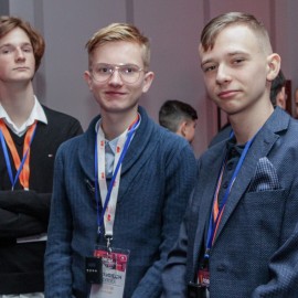 powiększ zdjęcie: Dyskusyjna karuzela w Legnicy