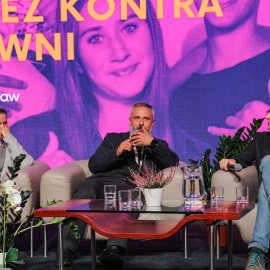 powiększ zdjęcie: Dyskusyjna karuzela w Legnicy