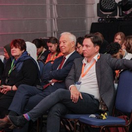 powiększ zdjęcie: Dyskusyjna karuzela w Legnicy