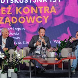 powiększ zdjęcie: Dyskusyjna karuzela w Legnicy