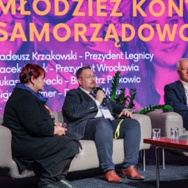 powiększ zdjęcie: Dyskusyjna karuzela w Legnicy