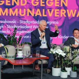 powiększ zdjęcie: Dyskusyjna karuzela w Legnicy