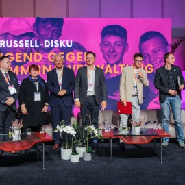 powiększ zdjęcie: Dyskusyjna karuzela w Legnicy