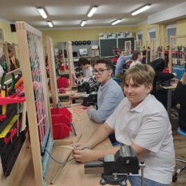 powiększ zdjęcie: Nowoczesna pracownia techniczna w SP 16 już działa