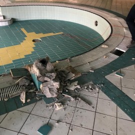 powiększ zdjęcie: Rozpoczyna się przebudowa basenu Bąbelek. Firma USBUD przejęła plac budowy