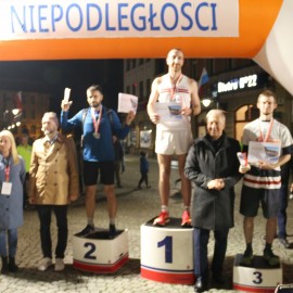 powiększ zdjęcie: Niepodległość świętowaliśmy też w niepowtarzalnej atmosferze biegu ulicznego