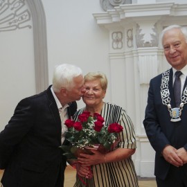 powiększ zdjęcie: Piękny jubileusz miłości i szacunku.19 małżeństw świętowało Złote Gody