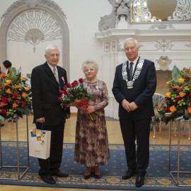 powiększ zdjęcie: Piękny jubileusz miłości i szacunku.19 małżeństw świętowało Złote Gody