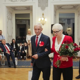 powiększ zdjęcie: Piękny jubileusz miłości i szacunku.19 małżeństw świętowało Złote Gody