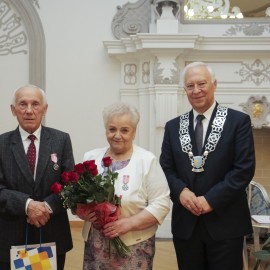 powiększ zdjęcie: Piękny jubileusz miłości i szacunku.19 małżeństw świętowało Złote Gody