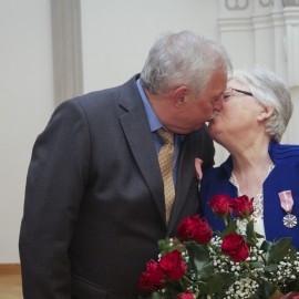 powiększ zdjęcie: Piękny jubileusz miłości i szacunku.19 małżeństw świętowało Złote Gody