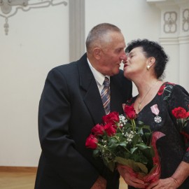 powiększ zdjęcie: Piękny jubileusz miłości i szacunku.19 małżeństw świętowało Złote Gody