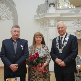 powiększ zdjęcie: Piękny jubileusz miłości i szacunku.19 małżeństw świętowało Złote Gody