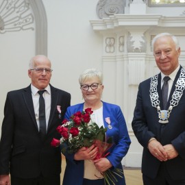 powiększ zdjęcie: Piękny jubileusz miłości i szacunku.19 małżeństw świętowało Złote Gody