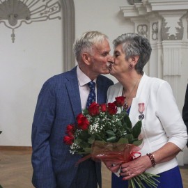 powiększ zdjęcie: Piękny jubileusz miłości i szacunku.19 małżeństw świętowało Złote Gody