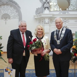 powiększ zdjęcie: Piękny jubileusz miłości i szacunku.19 małżeństw świętowało Złote Gody