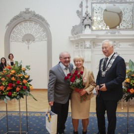 powiększ zdjęcie: Piękny jubileusz miłości i szacunku.19 małżeństw świętowało Złote Gody