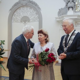 powiększ zdjęcie: Piękny jubileusz miłości i szacunku.19 małżeństw świętowało Złote Gody