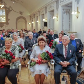 powiększ zdjęcie: Piękny jubileusz miłości i szacunku.19 małżeństw świętowało Złote Gody