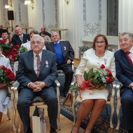 powiększ zdjęcie: Piękny jubileusz miłości i szacunku.19 małżeństw świętowało Złote Gody