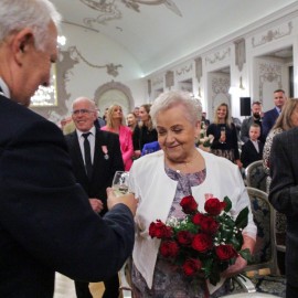 powiększ zdjęcie: Piękny jubileusz miłości i szacunku.19 małżeństw świętowało Złote Gody