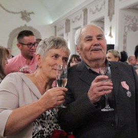 powiększ zdjęcie: Piękny jubileusz miłości i szacunku.19 małżeństw świętowało Złote Gody