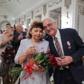 powiększ zdjęcie: Piękny jubileusz miłości i szacunku.19 małżeństw świętowało Złote Gody