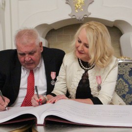 powiększ zdjęcie: Piękny jubileusz miłości i szacunku.19 małżeństw świętowało Złote Gody