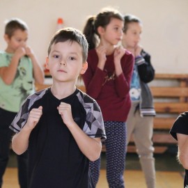 powiększ zdjęcie: Zdrowa Legnica. Waleczne Lwiątka już w akcji