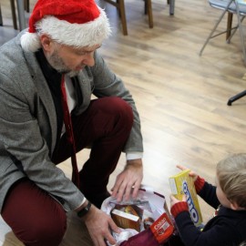 powiększ zdjęcie: Mikołaj obdarował paczkami dzieci z placówek opiekuńczo- wychowawczych
