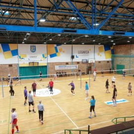 powiększ zdjęcie: Makutra 2022. Upiekli ciasta, a potem zagrali w siatkówkę. Zobacz kto wygrał