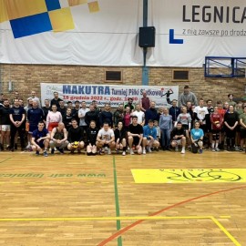 powiększ zdjęcie: Makutra 2022. Upiekli ciasta, a potem zagrali w siatkówkę. Zobacz kto wygrał